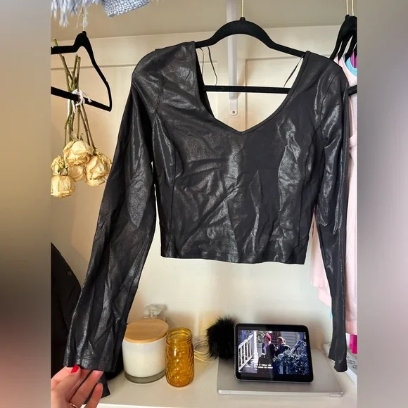 lululemon athletica Black Long Sleeve Crop Top - Picture 1 of 5